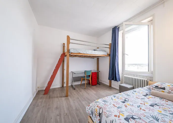 Pierre Percee Bord De Loire Proche Nantes *